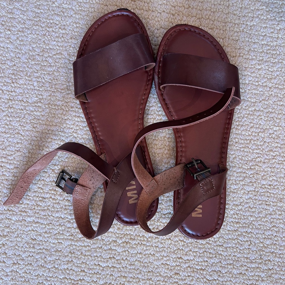Francesca’s MIA Widestrap Sandals in Leather Brown - Size: 7.5